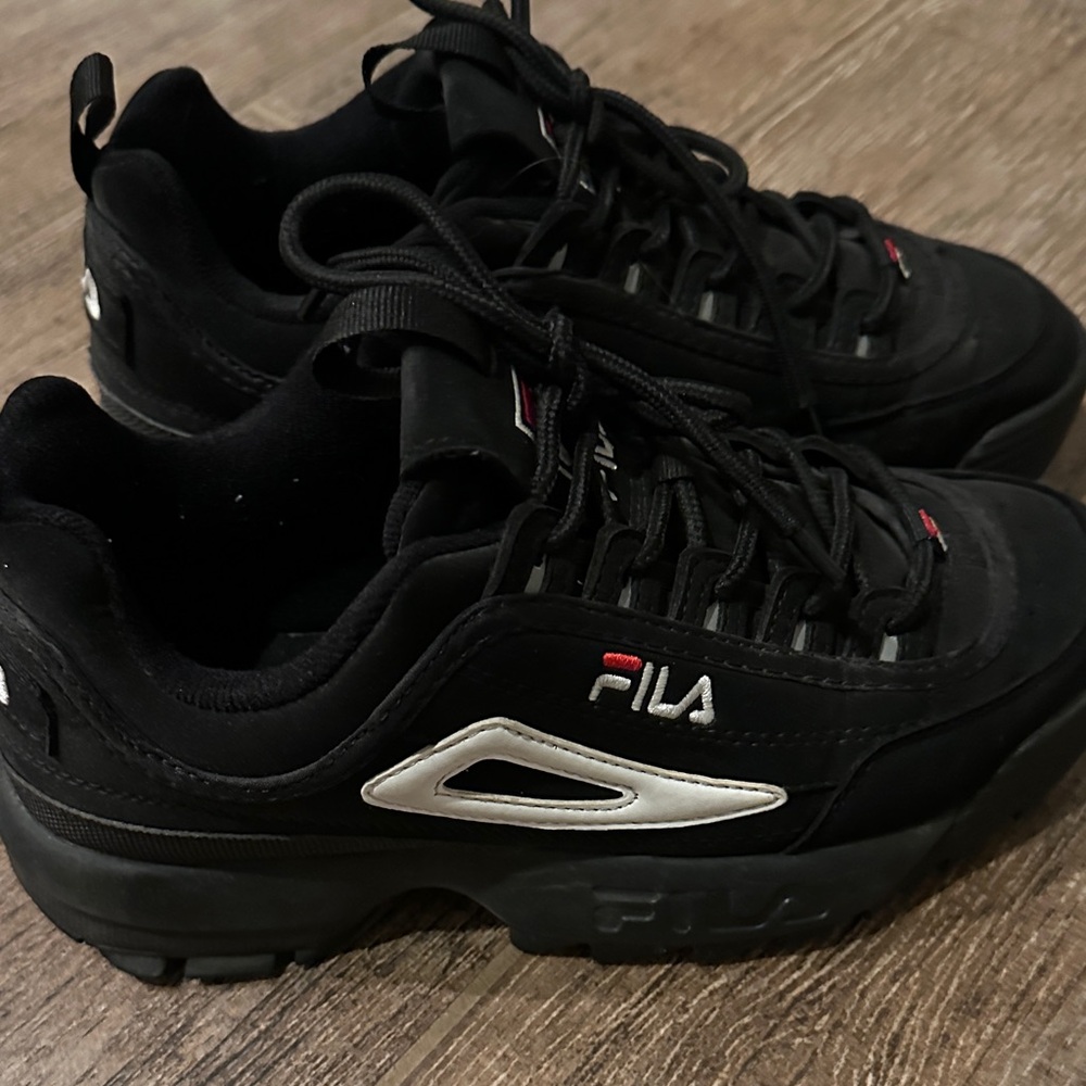 Fila  Black and Red Sneakers. Size 8 - Picture 4 of 7